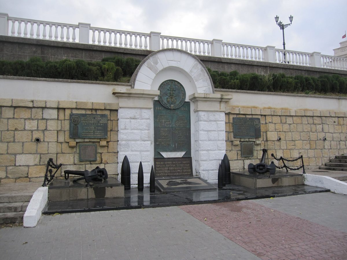 Памятный знак морякам эскадры Черноморского флота